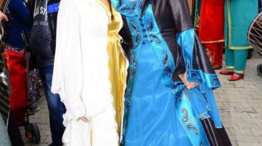 Masal Kahramanı Kost&uuml;mleri Ile Y&uuml;r&uuml;d&uuml;ler