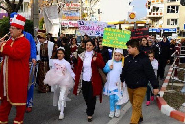 Masal Kahramanı Kostümleri Ile Yürüdüler