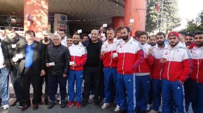 Seyircisiz Ma&ccedil;a Bilet Sattılar