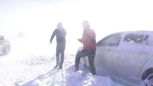 Tendürek Dağı'nda Kardan Yol Kapandı, Ulaşım Durdu