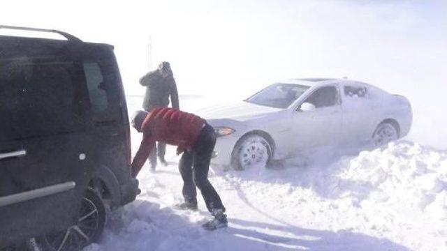 Tendürek Dağı'nda Kardan Yol Kapandı, Ulaşım Durdu