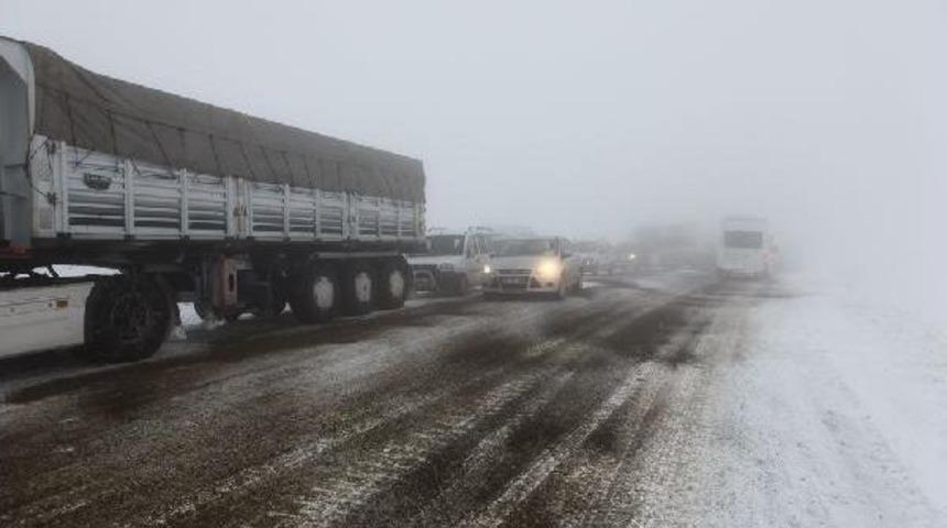 Tend&uuml;rek Dağında Ululaşım Durdu, Yolcular Donma Tehlikesi Ge&ccedil;iriyor (2)