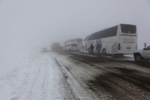 Tend&uuml;rek Dağında Ululaşım Durdu, Yolcular Donma Tehlikesi Ge&ccedil;iriyor (2) 1