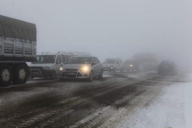 Tend&uuml;rek Dağında Ululaşım Durdu, Yolcular Donma Tehlikesi Ge&ccedil;iriyor (2) 2