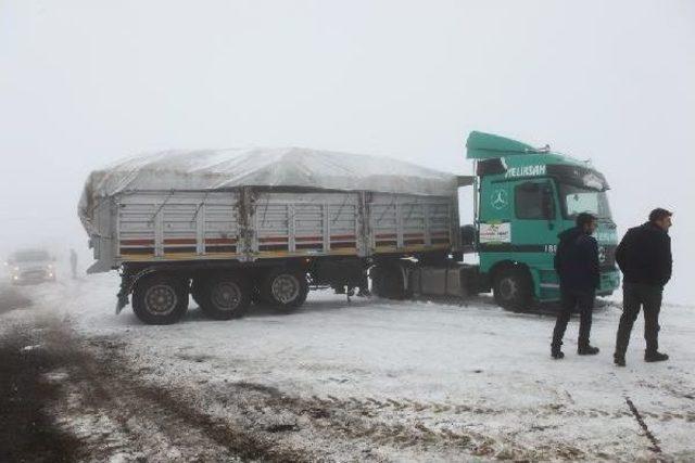 Tend&uuml;rek Dağında Ululaşım Durdu, Yolcular Donma Tehlikesi Ge&ccedil;iriyor (2) 3