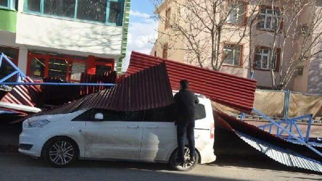 Iğdır'da Şiddetli Rüzgar Nedeniyle Uçak Seferleri Iptal Edildi