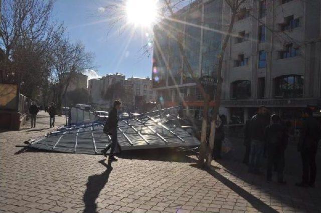 Iğdır'da Şiddetli Rüzgar Nedeniyle Uçak Seferleri Iptal Edildi