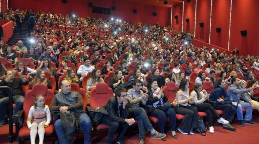 'g&ouml;r&uuml;mce' Başrol Oyuncularıyla İzmir'de