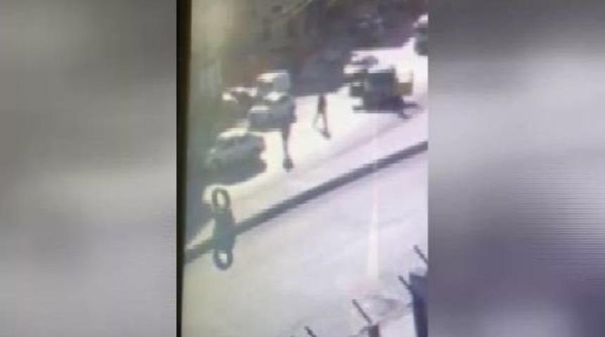 Gazi Mahallesi'nde "dur" Ihtarına Uymayan Ş&uuml;phelilerle Polis Arasında &Ccedil;atışma: 1 &Ouml;l&uuml; (Geniş Haber)