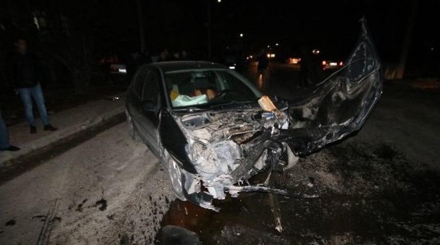 Konya&rsquo;da İki Otomobil &Ccedil;arpıştı: 8 Yaralı