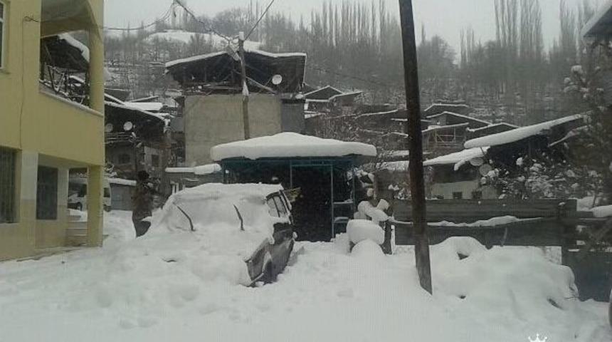 Kar Nedeniyle Köy Ve Mahalle Yolları Kapandı, Elektrikler Kesildi