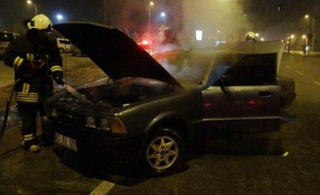 Hareket Halindeki Otomobil Yandı 1