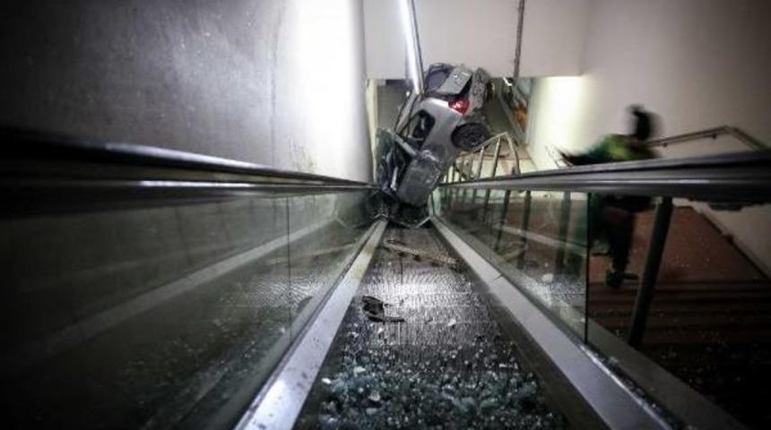 Aşırı Hızda Kontrolden &Ccedil;ıkan Otomobil Metronun Y&uuml;r&uuml;yen Merdivenine Girdi