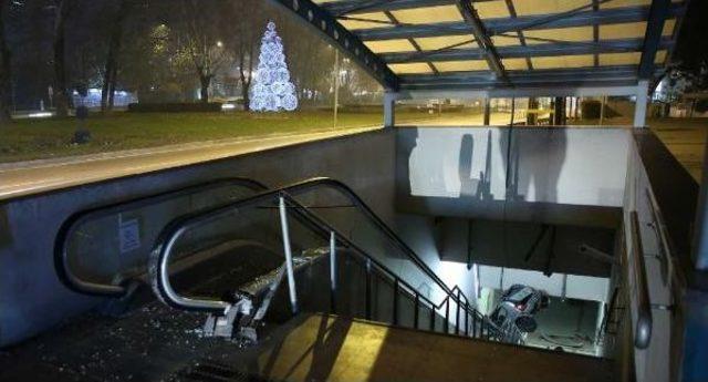 Aşırı Hızda Kontrolden Çıkan Otomobil Metronun Yürüyen Merdivenine Girdi