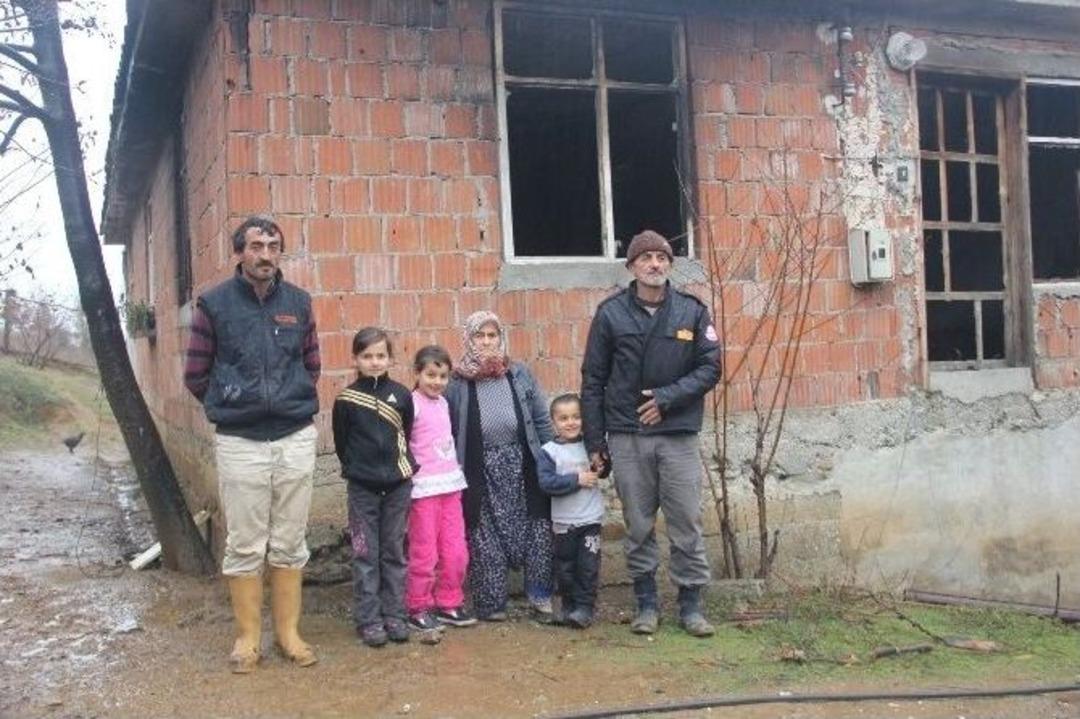 Evleri Yanan Aile Yardım Bekliyor