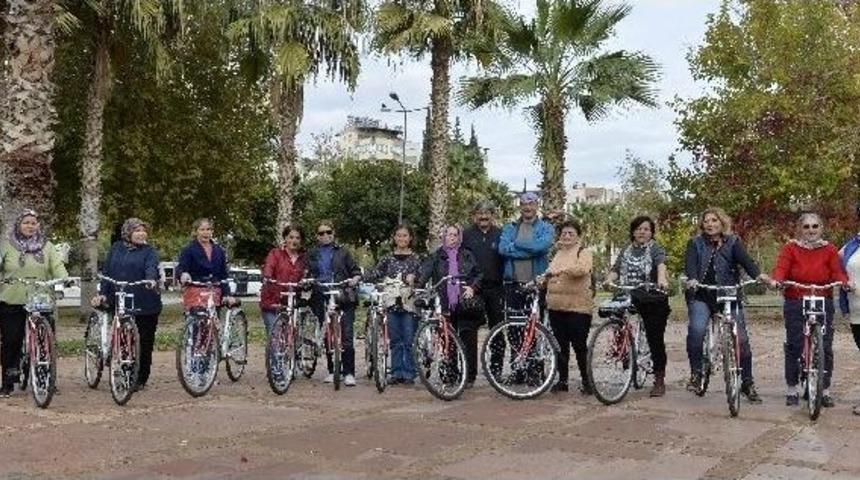 Muratpaşa Belediyesi’nden Kadınlara Bisiklet Eğitimi