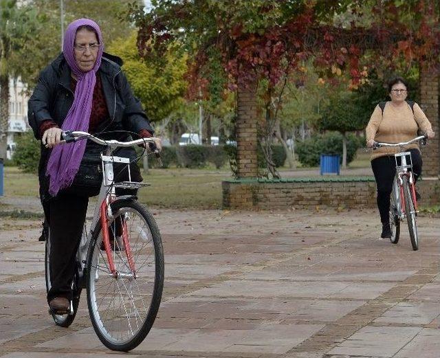Muratpaşa Belediyesi’nden Kadınlara Bisiklet Eğitimi