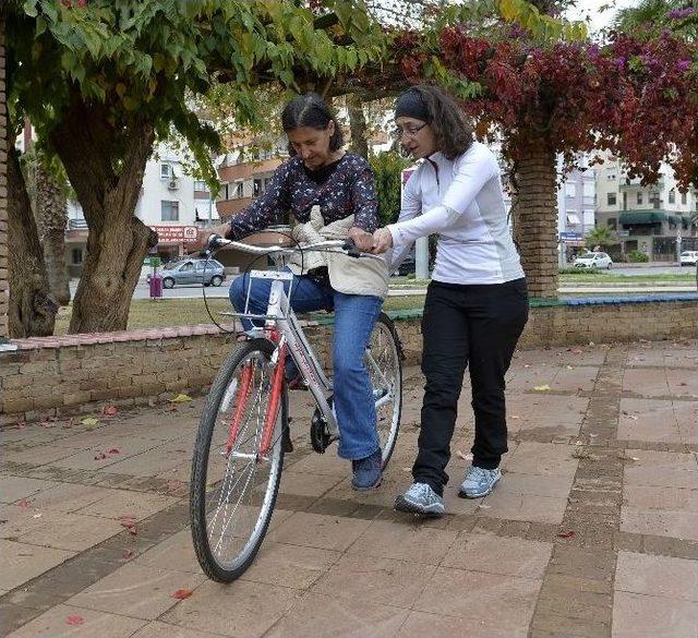 Muratpaşa Belediyesi’nden Kadınlara Bisiklet Eğitimi