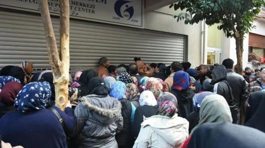 Sığınmacıların Dondurucu Soğukta Yardım Kuyruğu