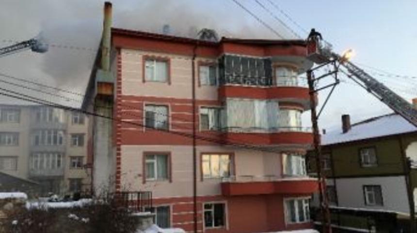 Yozgat&rsquo;ta 4 Katlı Binanın &Ccedil;atı Katında Yangın &Ccedil;ıktı