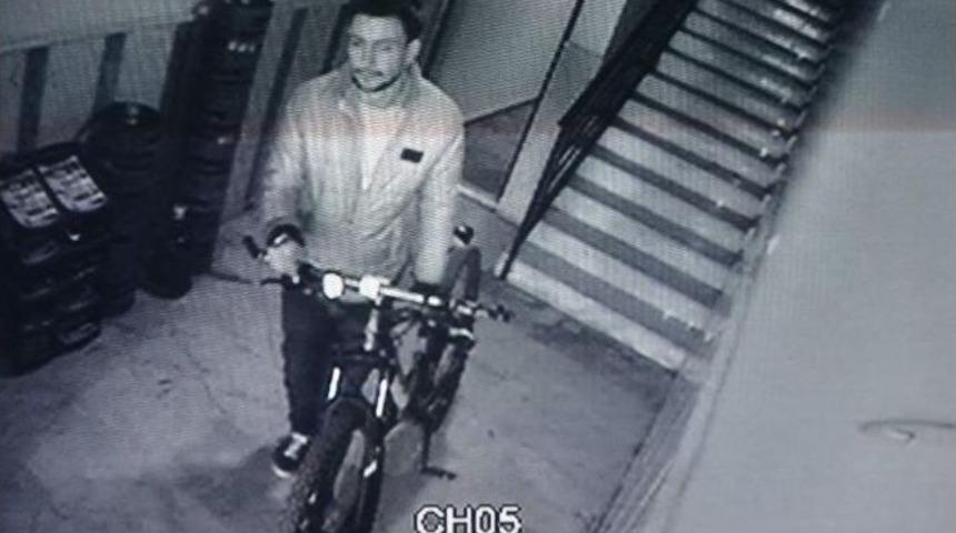 (&ouml;zel Haber) Serinkanlı Hırsız Babanın Oğluna Hediye Aldığı Bisikleti &Ccedil;aldı