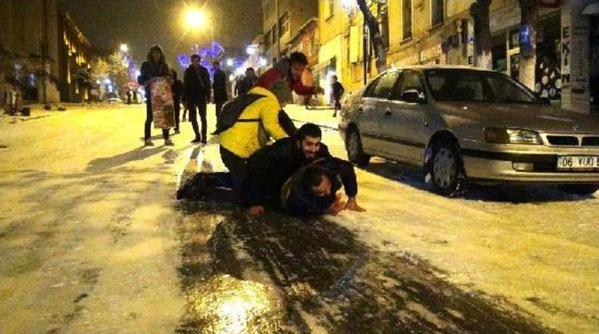 Buz Tutan Caddeler Kayak Pisti Gibi