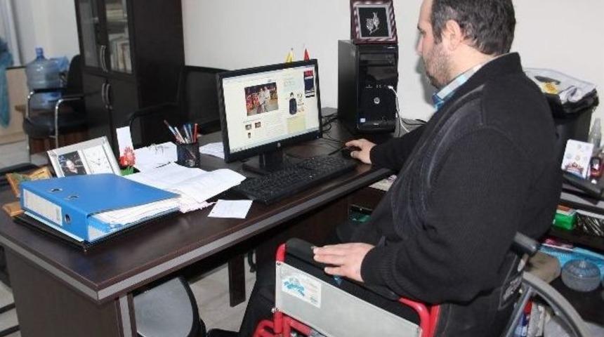 Sosyal Medya Uzmanı Engelli Gen&ccedil;, &rsquo;dolarınızı Bozdurun&rsquo; &Ccedil;ağrısını T&uuml;rkiye G&uuml;ndemine Taşıdı
