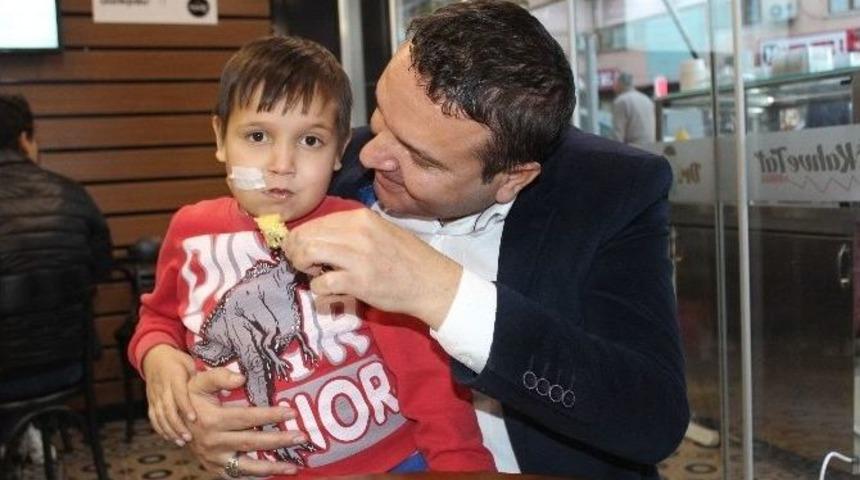 Dondurma Yiyemeyen Oğlu İ&ccedil;in &Ccedil;ıktığı Yolda Marka Oldu