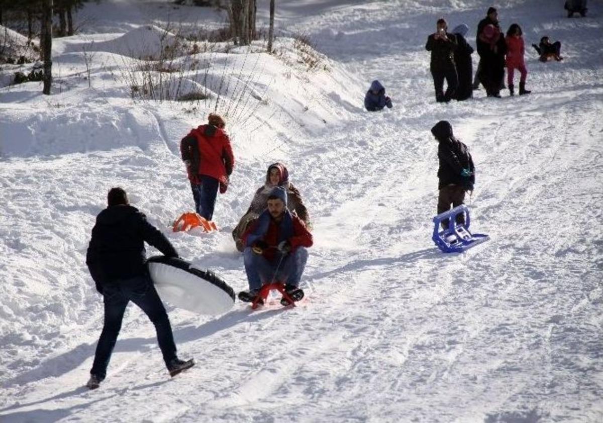 Kartepe&rsquo;de Vatandaşlar Kızaklara Akın Etti