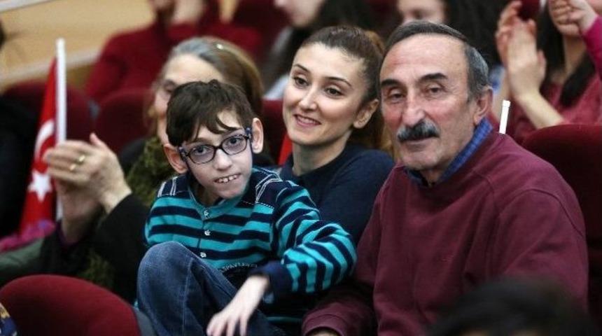 &Ouml;zg&uuml;n, Yenimahalle&rsquo;de Engelliler İ&ccedil;in Sahne Aldı