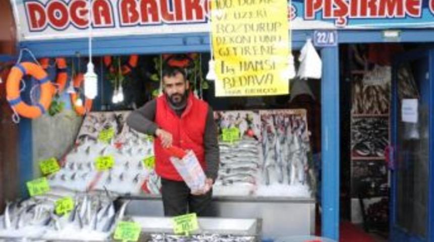 100 Dolar Bozdurana Balık&ccedil;ı Esnafından 1 Kilo Hamsi Bedava