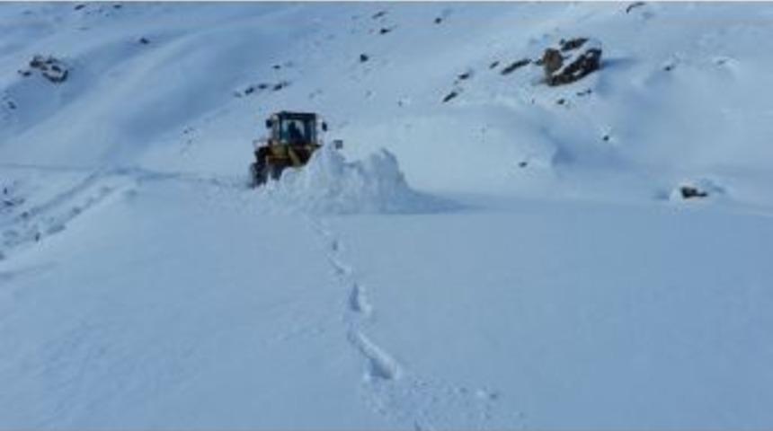 Hakkari&rsquo;de 6 K&ouml;y Ve 17 Mezra Yolu Ulaşıma Kapandı