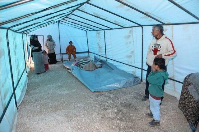 Yangın Mağduru Tarım İş&ccedil;ileri Yeni &Ccedil;adırlarına Kavuştu 1