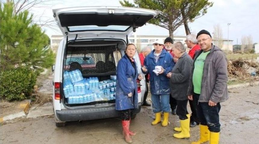 T&uuml;rk Kızılayı Afetzedelerin Yardımına Koştu