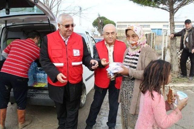 T&uuml;rk Kızılayı Afetzedelerin Yardımına Koştu 1