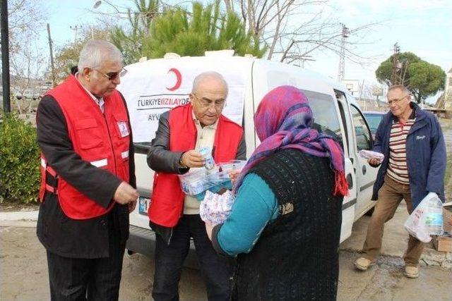 T&uuml;rk Kızılayı Afetzedelerin Yardımına Koştu 2