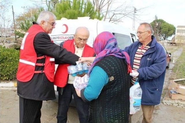T&uuml;rk Kızılayı Afetzedelerin Yardımına Koştu 3