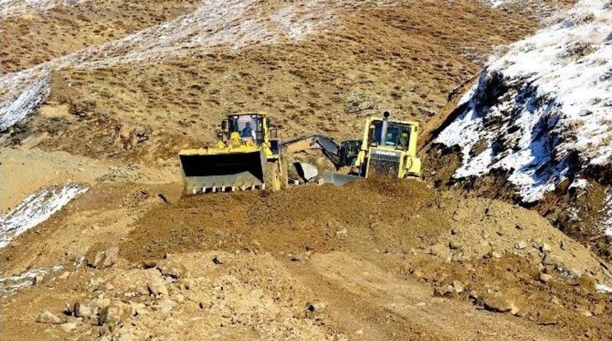P&uuml;t&uuml;rge&rsquo;de Yol &Ccedil;alışmaları Devam Ediyor