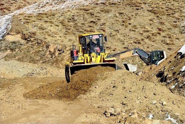 Pütürge’de Yol Çalışmaları Devam Ediyor