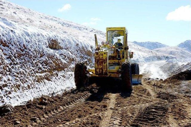 Pütürge’de Yol Çalışmaları Devam Ediyor