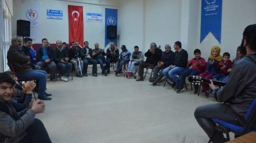 Engelli Futbolcular Gen&ccedil;lik Merkezini Ziyaret Etti