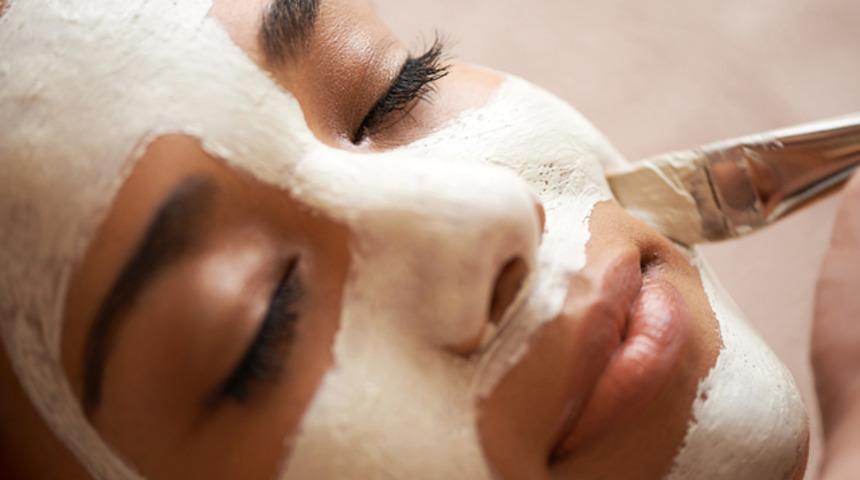 Evde yapacağınız tariflerle bebeksi bir cilde kavuşturun