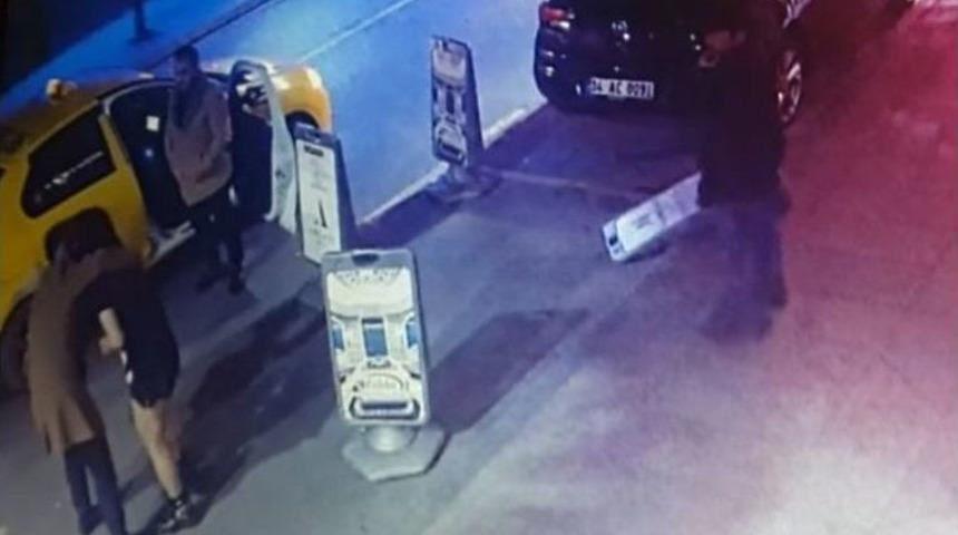 Şişli&rsquo;de Gece Kul&uuml;b&uuml;nde &Ccedil;ıkan Kavga Kamerada