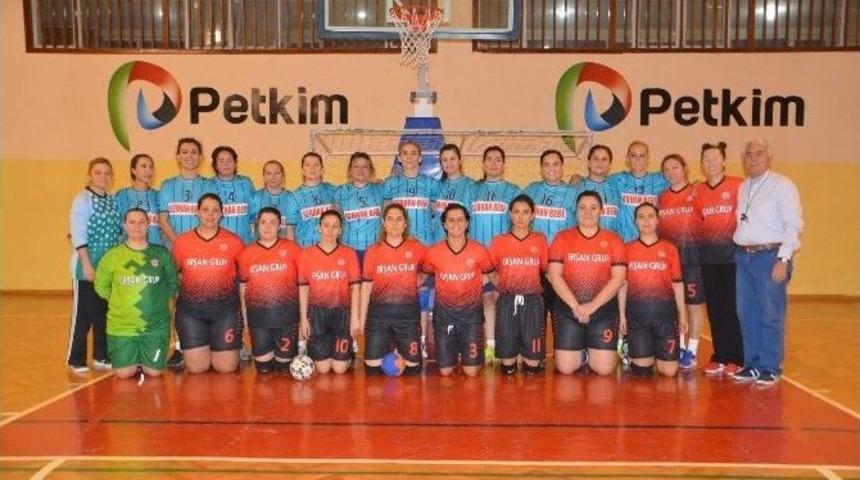 Hentbolun Veteranlarından Aliağa&rsquo;da Dostluk Ma&ccedil;ı