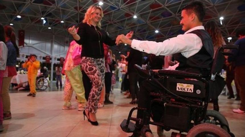 Finike&rsquo;de Engelli Vatandaşlar Doyasıya Eğlendi