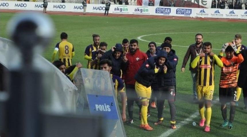 İneg&ouml;lspor - Sarıyer Ma&ccedil;ında Sahaya Yabancı Madde Yağdı