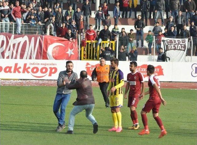 İnegölspor - Sarıyer Maçında Sahaya Yabancı Madde Yağdı