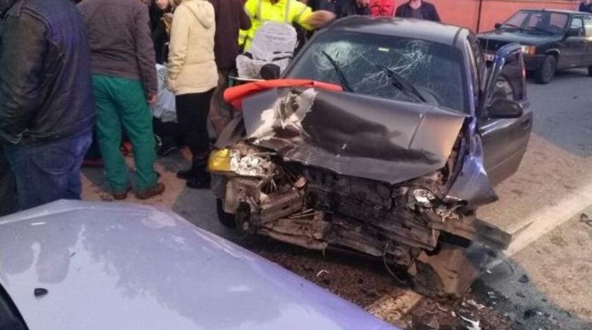 Otomobiller Kafa Kafaya &Ccedil;arpıştı: 3 Yaralı