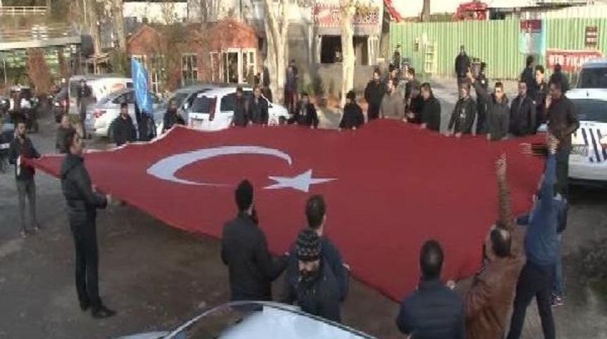 15 Temmuz Gazileri Cumhurbaşkanı Erdoğan'ın Evinin &Ouml;n&uuml;nde Toplandı