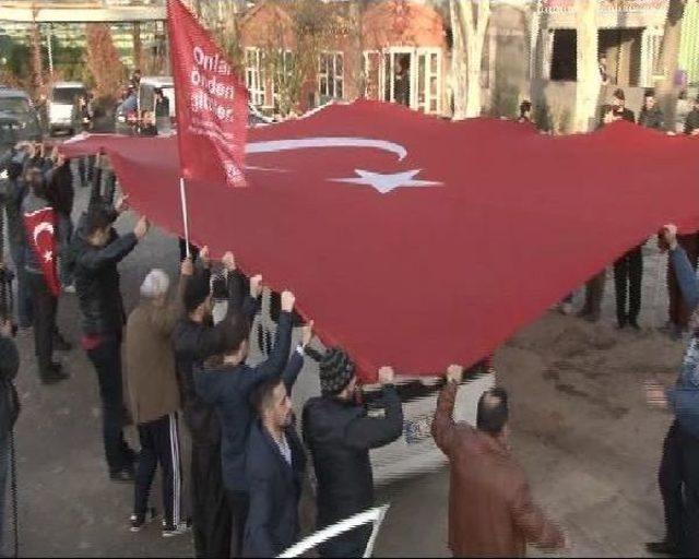 15 Temmuz Gazileri Cumhurbaşkanı Erdoğan ın Evinin &Ouml;n&uuml;nde Toplandı 1
